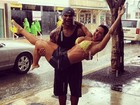 Scheila Carvalho posta foto tomando banho de chuva no colo do marido