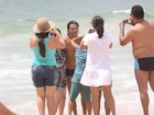 José Loreto mergulha e posa com fãs na praia de Ipanema
