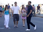 Ricardo Pereira passeia com o filho e a mulher pela orla do Rio