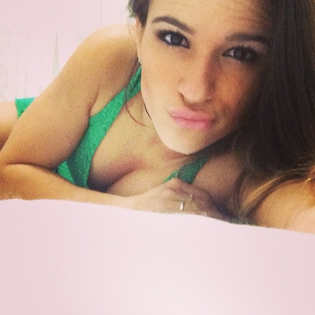 Jade Barbosa posa deitada na cama (Foto: Instagram/ Reprodução)