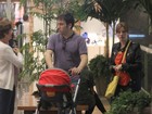 Dani Valente leva a filha Valentina para passeio em shopping