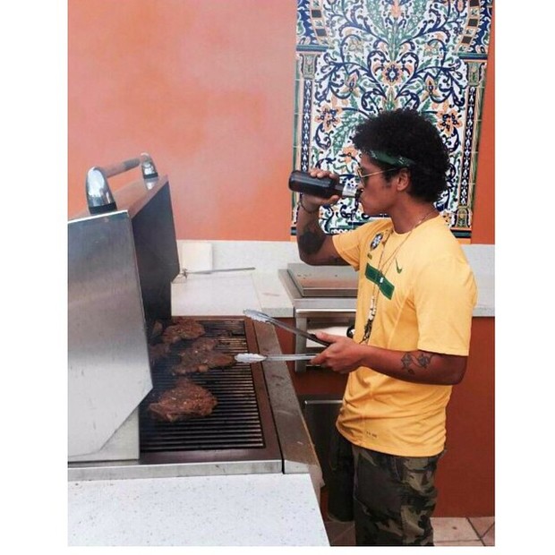 Com a camisa da seleção brasileira, Bruno Mars faz churrasco (Foto: Instagram/ Reprodução)