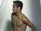 Neymar é flagrado sem camisa nos bastidores de comercial