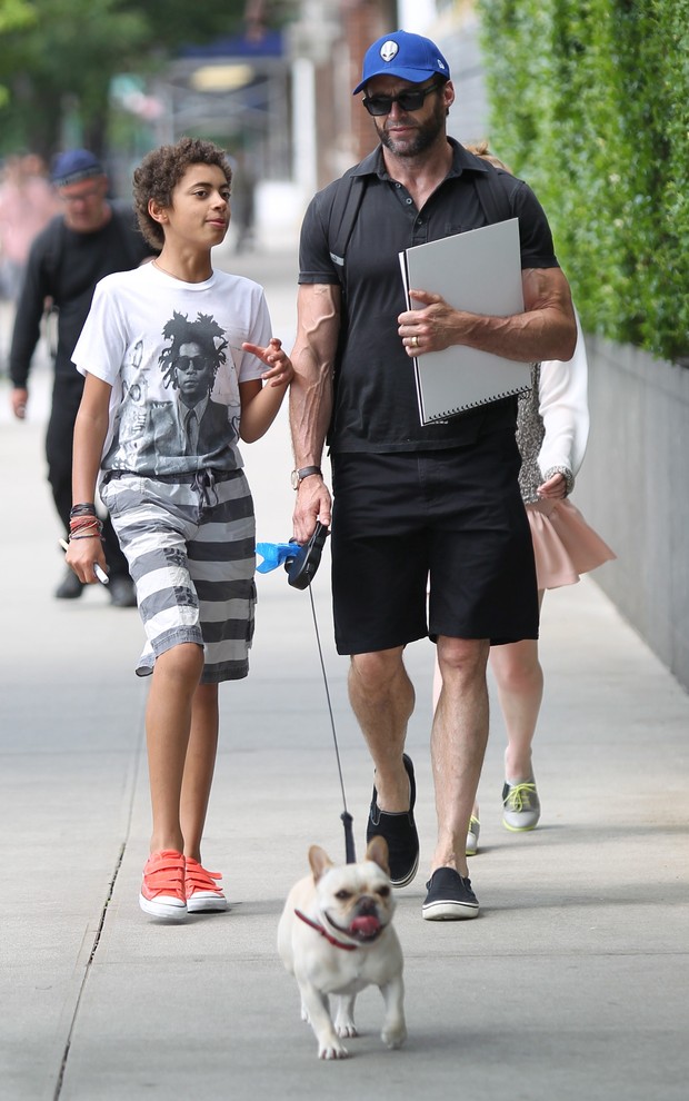 X17 - Hugh Jackman com o filho, Oscar, em Nova York, nos Estados Unidos (Foto: X17/ Agência)