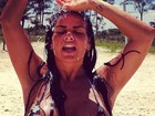 Com mar agitado, Solange Gomes sensualiza com água da mangueira
