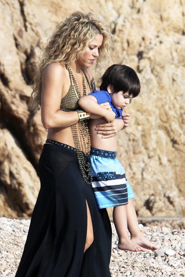 Shakira e o filho Milan em bastidores de gravação em praia em Girona, na Espanha (Foto: Grosby Group/ Agência)