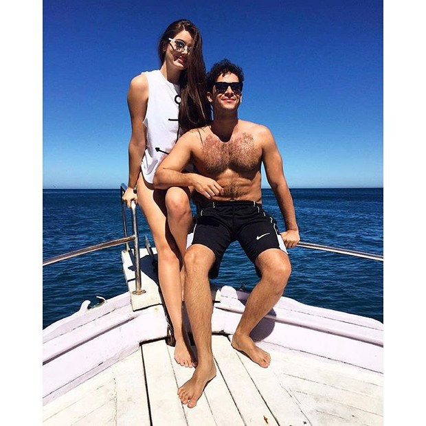 Camila Queiroz mostra os pernões em clique com Rainer Cadete (Foto: Reprodução/Instagram)