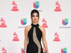 Paula Fernandes 'bronzeia' pernas, mas esquece do pé no Grammy Latino