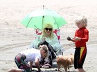 Coberta da cabeça aos pés, Gwen Stefani leva os filhos à praia