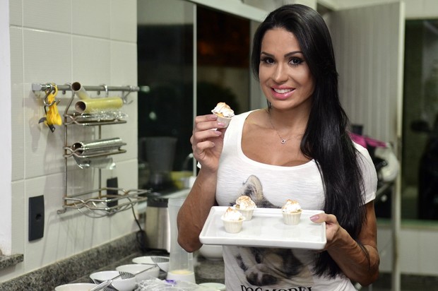 Gracyanne Barbosa com um cupcake de banana (Foto: Roberto Teixeira/EGO)