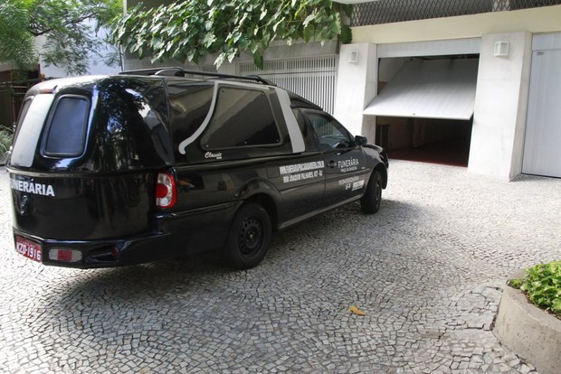 Carro da funerária chega ao apartamento onde está o corpo de José Wilker (Foto: Isac Luz/EGO)