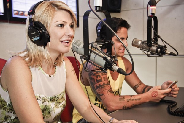 Antônia Fontenelle e Thammy Miranda em programa de rádio (Foto: Rodolfo Viana/FM O Dia - Divulgação)