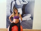 Rafa Brites posa exibindo o barrigão de cinco meses de gravidez: 'Malhando'