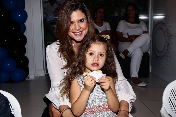 Mariana Kupfer com a filha (Foto: Manuela Scarpa / Foto Rio News)