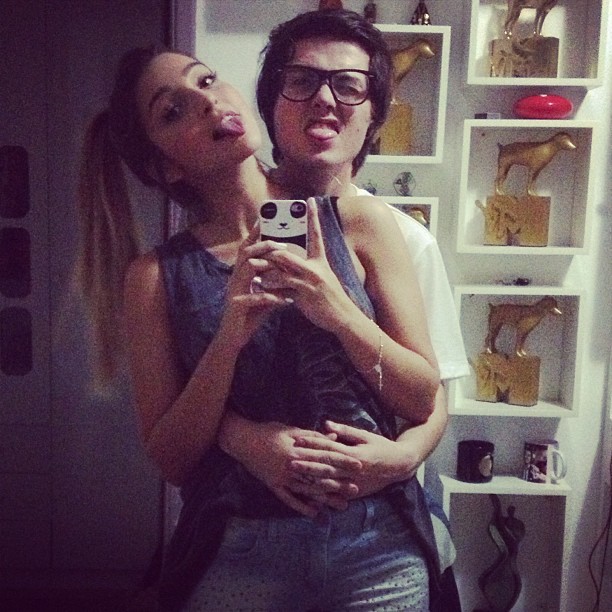 Pê Lanza com a nova namorada, Gabriela Merjan, nos braços (Foto: Instagram)