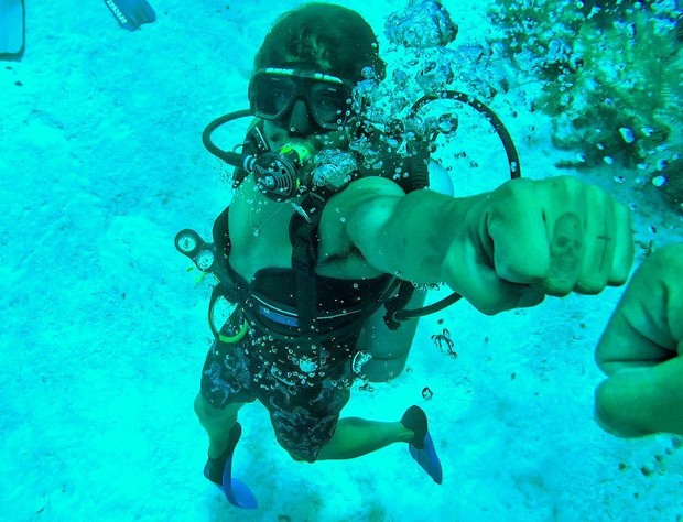 Caio Castro em mergulho em Roatan, Honduras (Foto: Reprodução/Instagram)