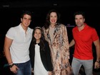 Claudia Raia leva os filhos e o namorado a musical no Rio
