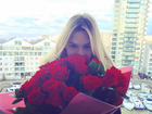 Fiorella Mattheis recebe buquê de rosas de Alexandre Pato no aniversário