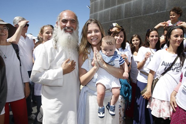 Barbara Borges leva seu filho Martin para conhecer o Sri Prem Baba no Cristo Redentor (Foto: Felipe Panfili/AgNews)