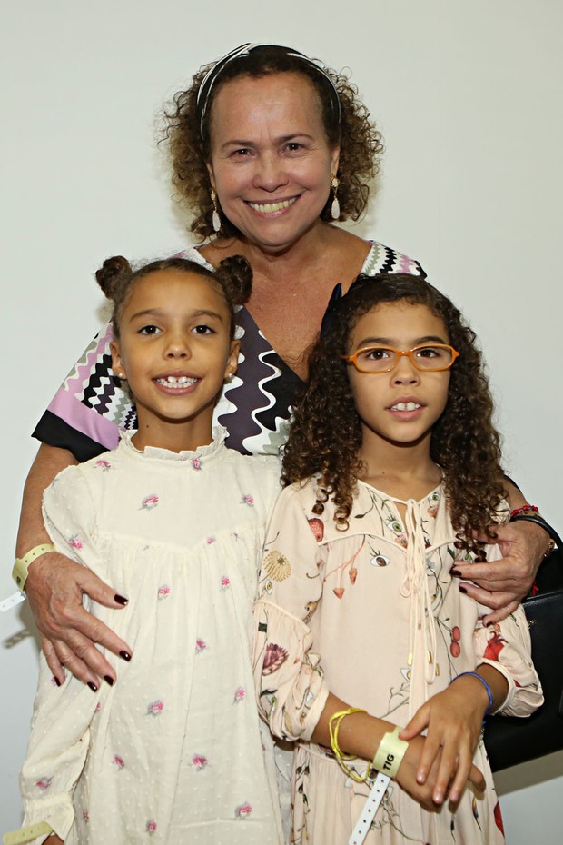 Dona Sônia Nazário com as netas Maria Alice e Maria Sophia (Foto: Celso Tavares / Ego)
