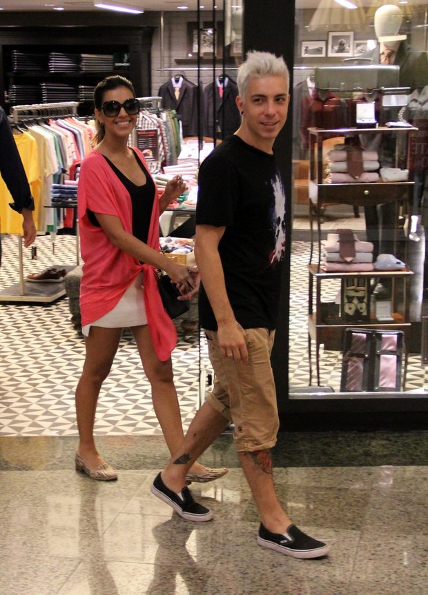 Mariana Rios e Di Ferrero vão as compras em shopping na Barra da Tijuca, RJ (Foto: Marcos Pavão / Agnews)