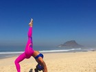 Aline Riscado faz acrobacia em treino na praia e mostra corpo torneado