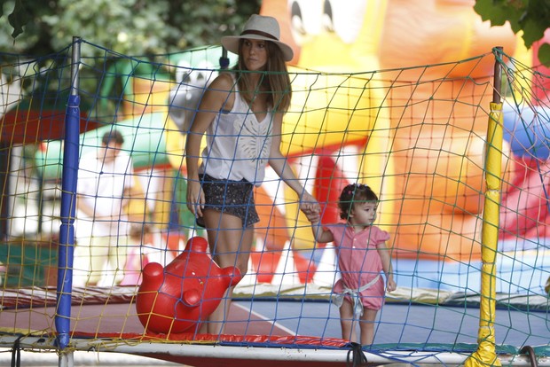 Fernanda Pontes com a filha (Foto: Gil Rodrigues/FotoRio News)