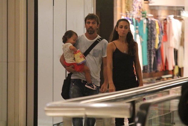 Marcelo Faria com a família em shopping do Rio (Foto: Rodrigo dos Anjos / AgNews)