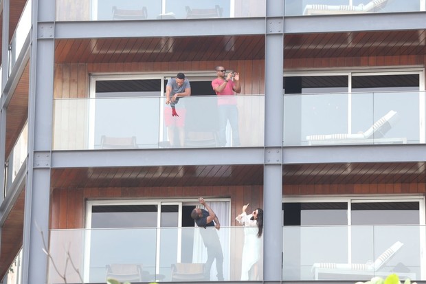 Will Smith, Kim Kardashian e Kanye West na sacada do hotel (Foto: André Freitas / AgNews)