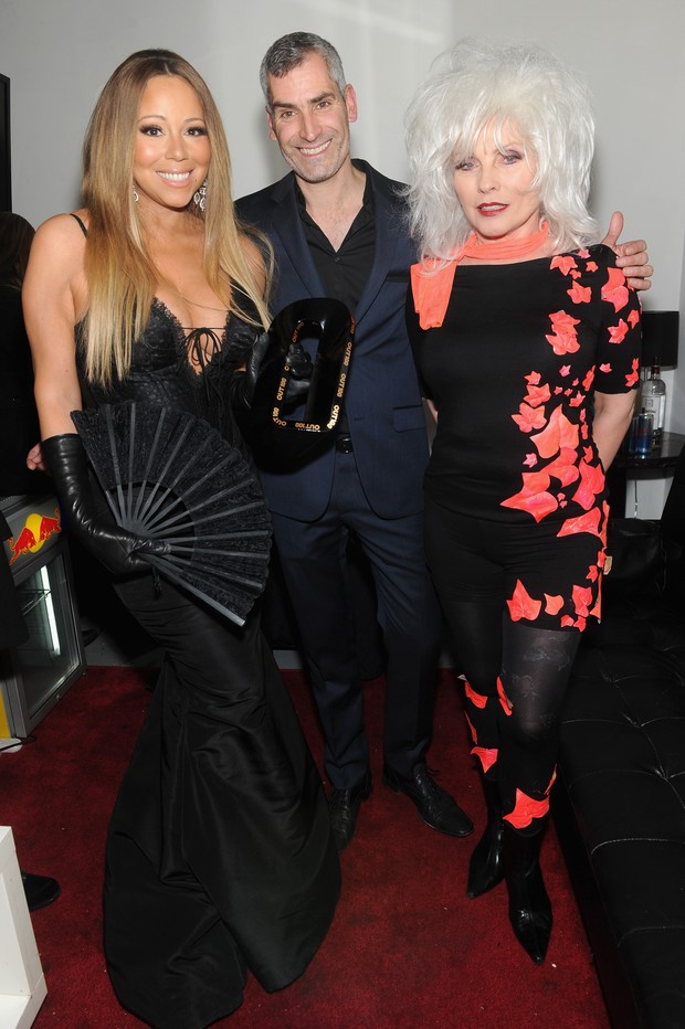 Mariah Carey, Aaron Hicklin e Debbie Harry em prêmio em Nova York, nos Estados Unidos (Foto: Jamie McCarthy/ Getty Images/ AFP)