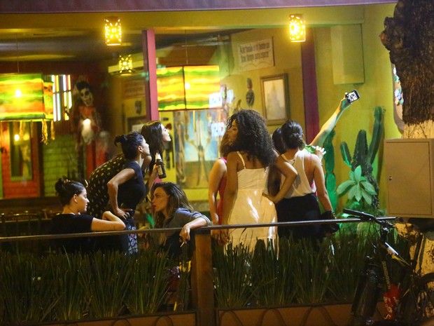 Famosas em restaurante na Zona Oeste do Rio (Foto: Ag. News)