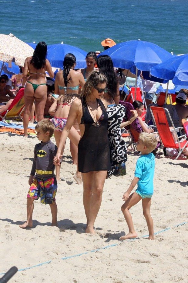 Fernanda Lima com filhos na praia (Foto: JC Pereira/ AgNews)