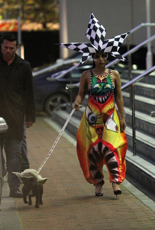 Lady Gaga com o seu cachorro em Manchester, na Inglaterra (Foto: AKM-GSI/ Agência)