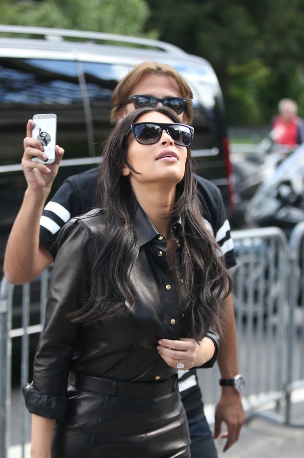Kim Kardashian visita a Torre Eiffel em Paris (Foto: KENZO TRIBOUILLARD / AFP)