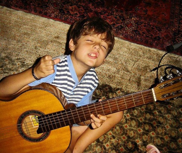 João Victor, quando começou a cantar, ainda criança (Foto: Reprodução/Instagram)