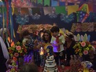 Juliana Paes se veste de caipira para festa de aniversário do caçula