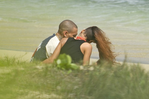 Rihanna e Chris Brown em praia no Havaí (Foto: Splash News/ Agência)
