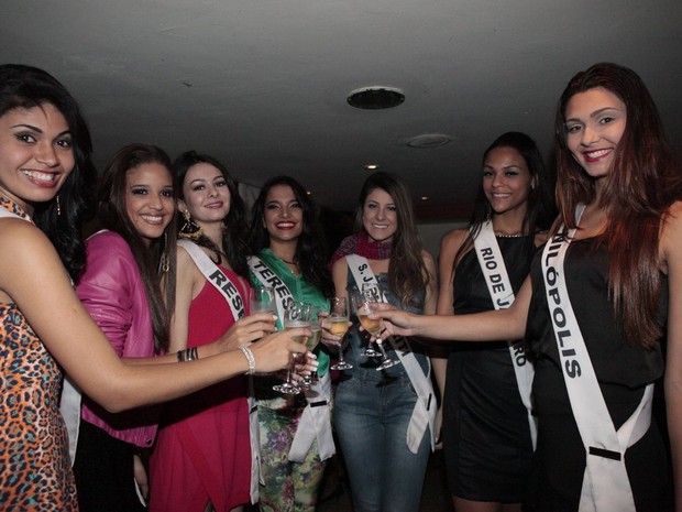 Candidatas ao Miss Universo em restaurante no Rio (Foto: Isac Luz/ EGO)