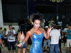 De microvestido, Cinthia Santos requebra no dia do samba