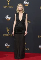 Decotes roubam a cena no tapete vermelho do Emmy em Los Angeles
