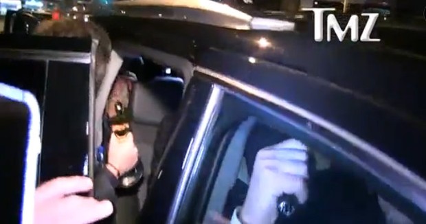 Homem entrega estatueta do Oscar no carro de Leonardo DiCaprio (Foto: Reprodução/Vídeo)