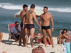 Ex-BBB Yuri exibe tanquinho em dia de praia com amigos