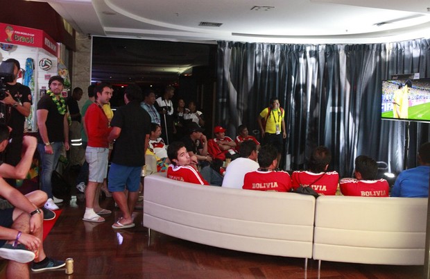 Olin Batista acompanha partida do Brasil no lobby de hotel no Rio (Foto: Isac Luz/EGO)