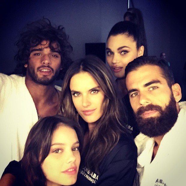 Marlon Teixeira, Alessandra Ambrósio, Laura Neiva, Ricardo Barbato e Daniela Braga (Foto: Reprodução/Instagram)
