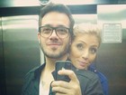 Max Porto posa com namorada em elevador e faz declaração carinhosa