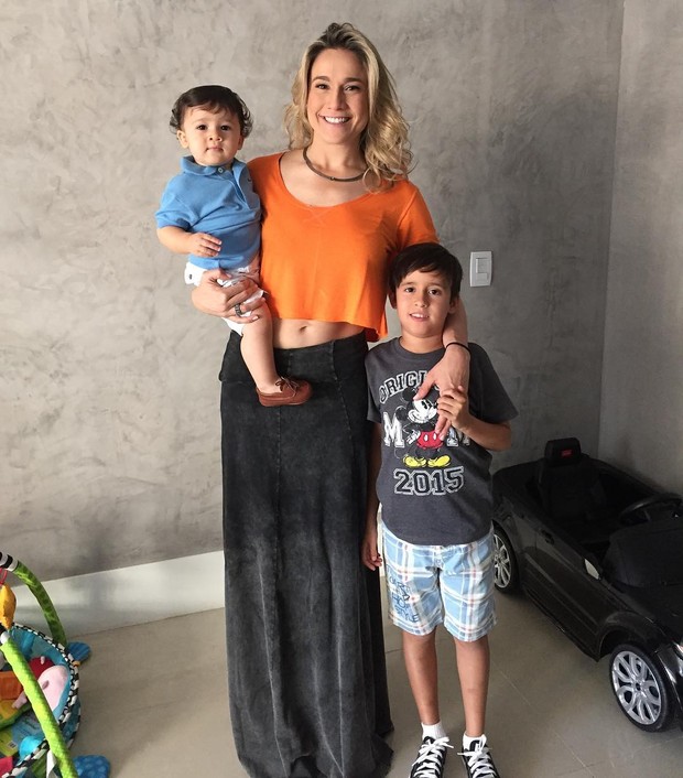 Fernanda Gentil com o filho e o afilhado (Foto: Reprodução / Instagram)