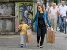Carolina Dieckmann faz compras com o filho caçula