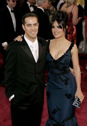 Salma Hayek com o irmão, Sami, em 2005 (Foto: Getty Images)