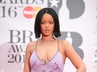 Rihanna usa look decotado no tapete vermelho do BRIT Awards 2016 