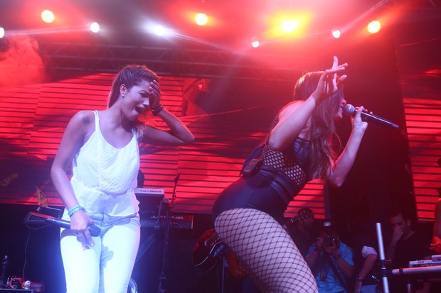 Mc Sabrina e Anitta em show em boate na Zona Oeste do Rio (Foto: Raphael Mesquita/ Divulgação)